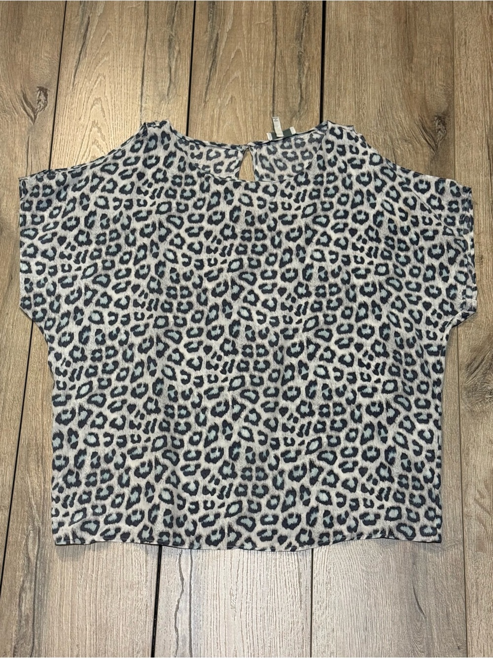 Joie 100% Silk Leopard Print Cold Shoulder Blouse Flutter Sleeve Small - Picture 3 of 14